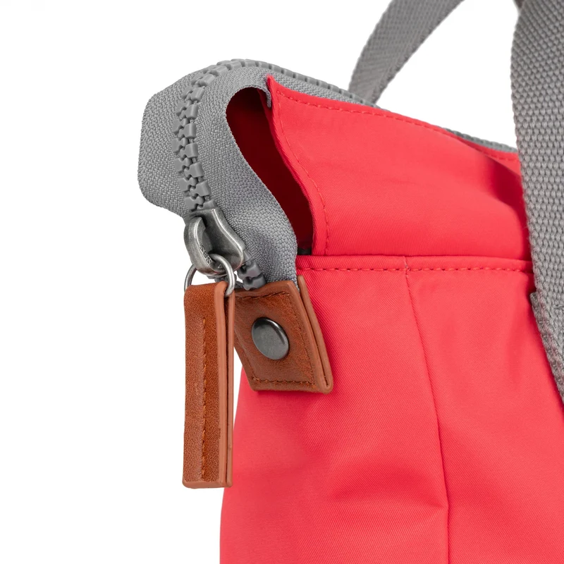 ROKA Bantry B Poppy Kleine Tasche aus recyceltem Nylon