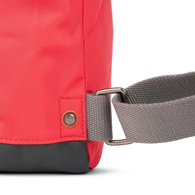 ROKA Bantry B Poppy Kleine Tasche aus recyceltem Nylon