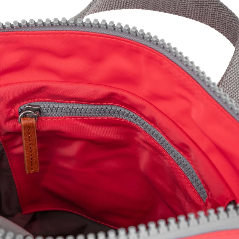 ROKA Bantry B Poppy Kleine Tasche aus recyceltem Nylon