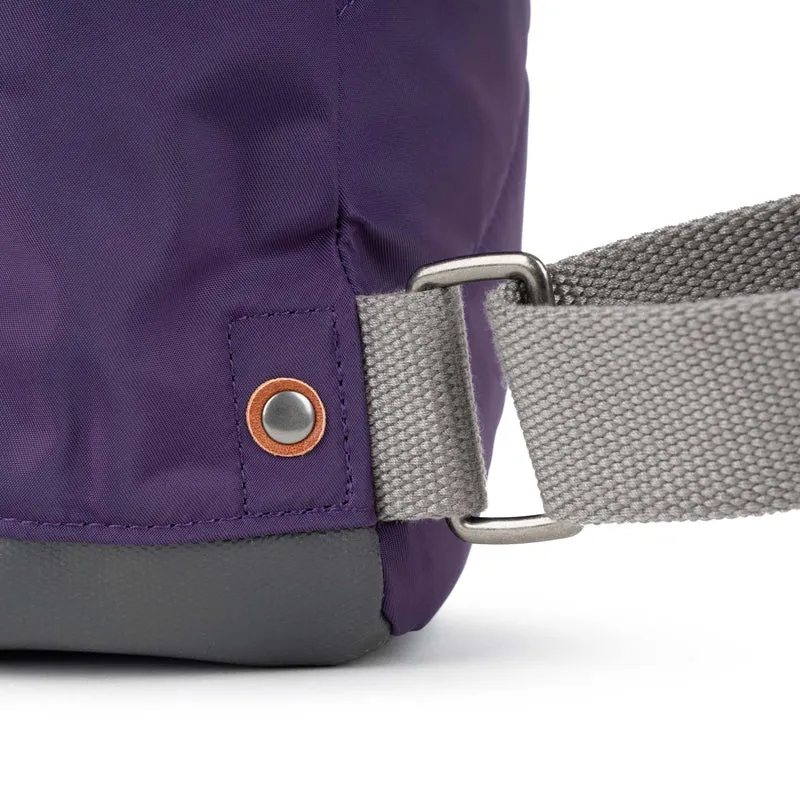 ROKA Bantry B Majestic Purple Kleine Tasche aus recyceltem Nylon