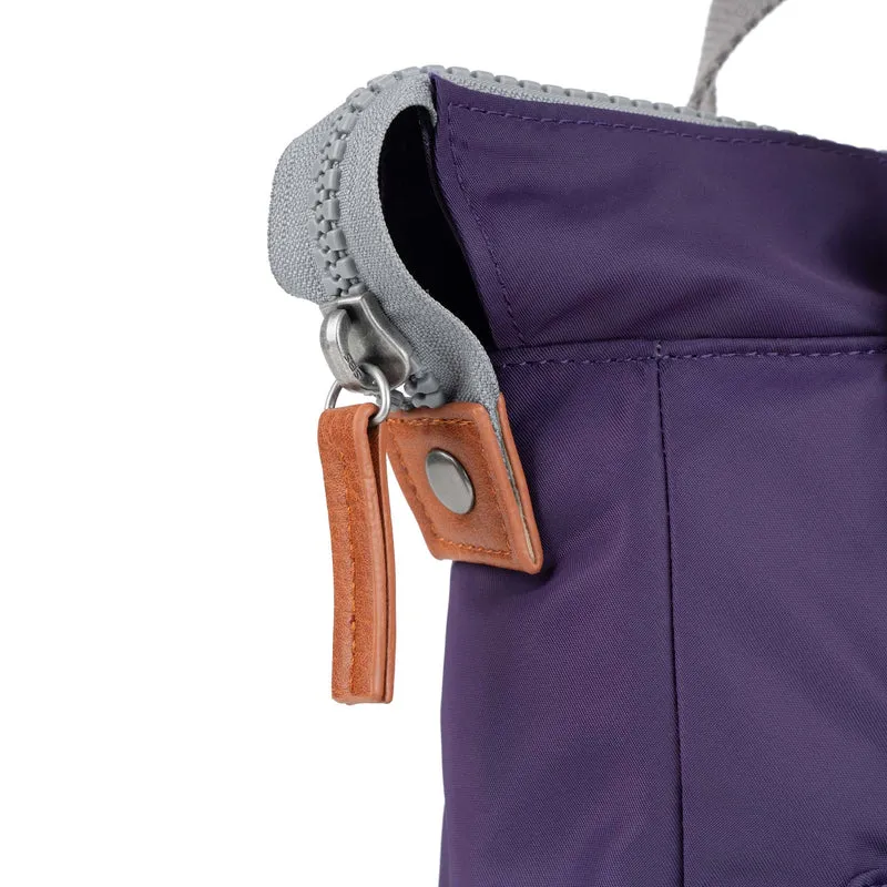 ROKA Bantry B Majestic Purple Kleine Tasche aus recyceltem Nylon