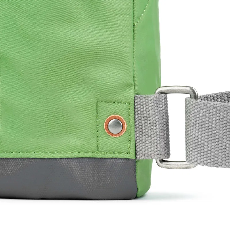 ROKA Bantry B Kiwi Kleine Tasche aus recyceltem Nylon