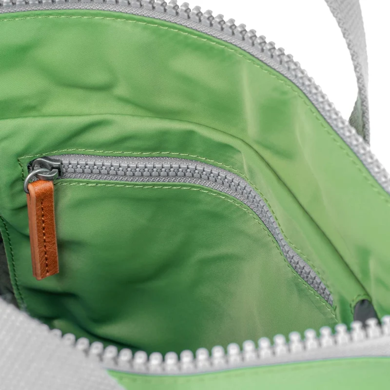 ROKA Bantry B Kiwi Kleine Tasche aus recyceltem Nylon