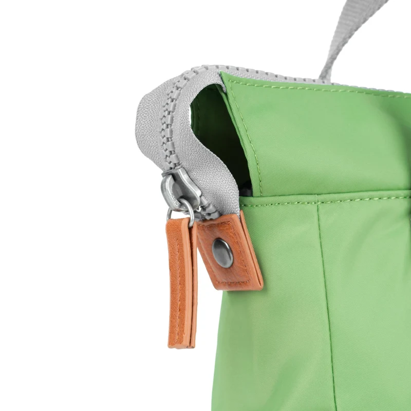 ROKA Bantry B Kiwi Kleine Tasche aus recyceltem Nylon