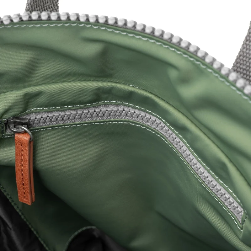 ROKA Bantry B Granite Kleine Tasche aus recyceltem Nylon