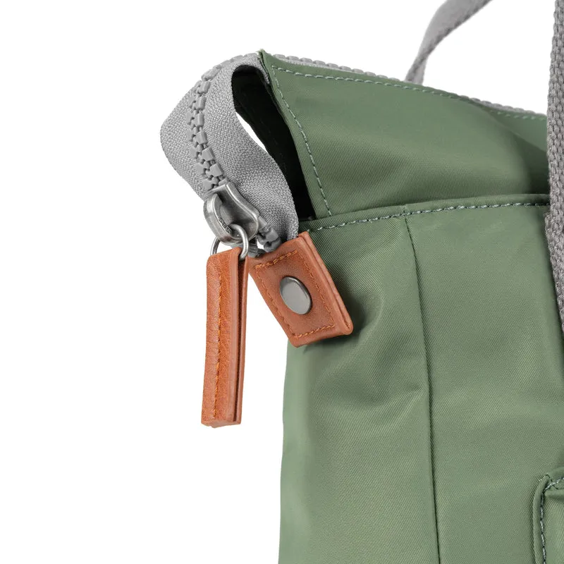 ROKA Bantry B Granite Kleine Tasche aus recyceltem Nylon