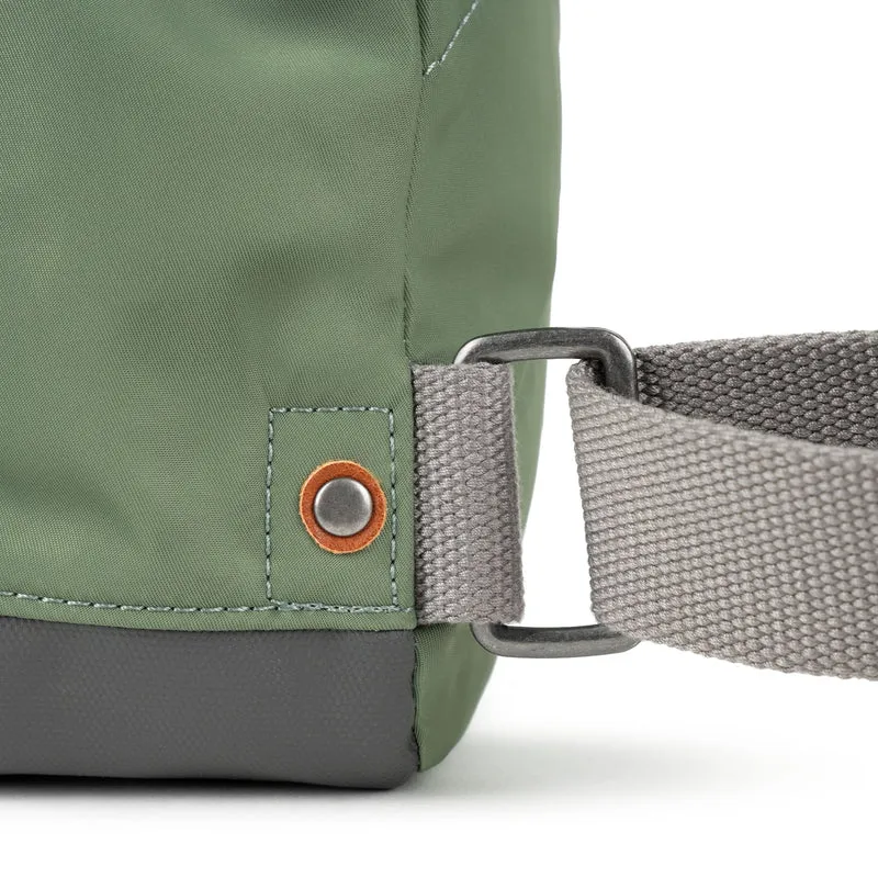 ROKA Bantry B Granite Kleine Tasche aus recyceltem Nylon