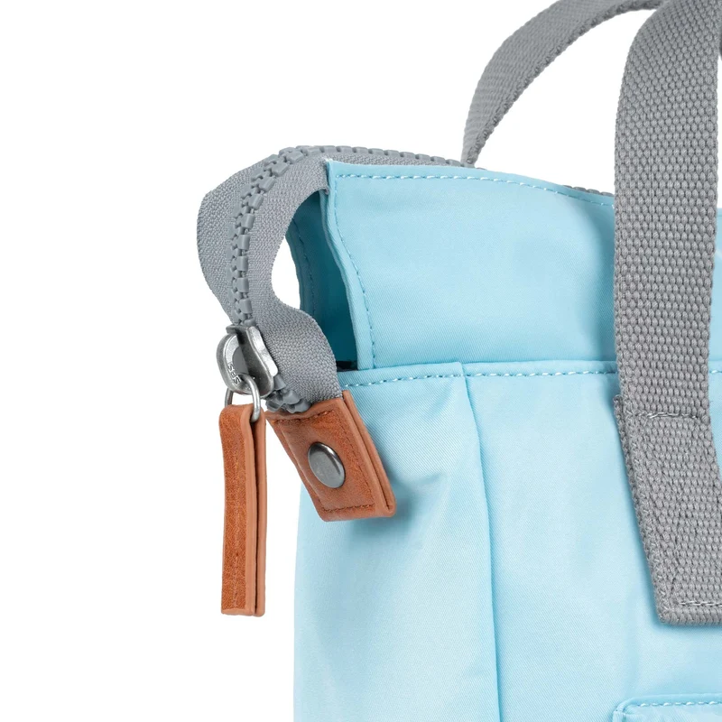 ROKA Bantry B Canal Kleine Tasche aus recyceltem Nylon