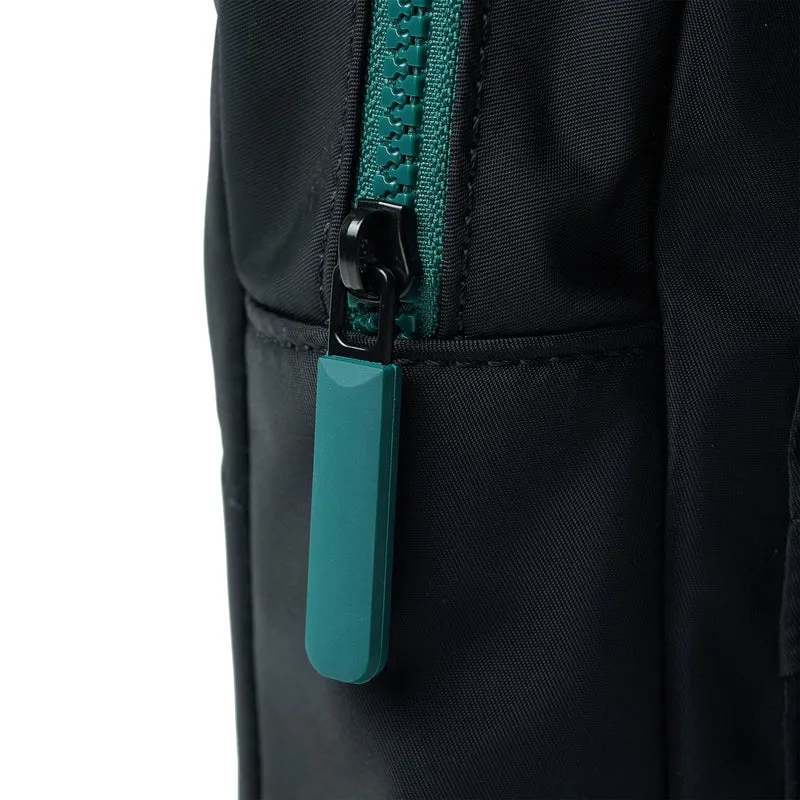 ROKA All Black Willesden Große Tasche aus recyceltem Nylon, Farbe B Teal