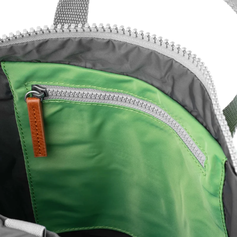 ROKA Canfield B Kiwi Medium Tasche aus recyceltem Nylon