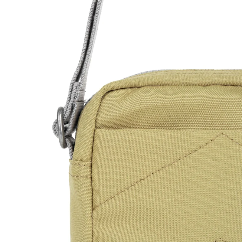 ROKA Bond Khakifarbene Tasche aus recyceltem Canvas