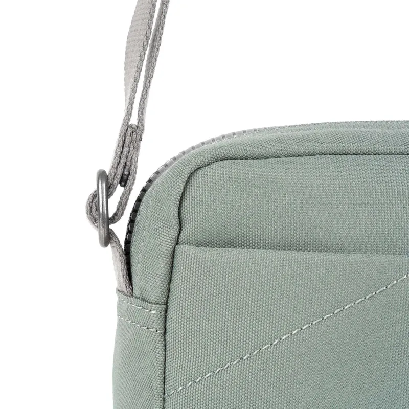 ROKA Bond Tasche aus recyceltem Leinen in Zinnoptik
