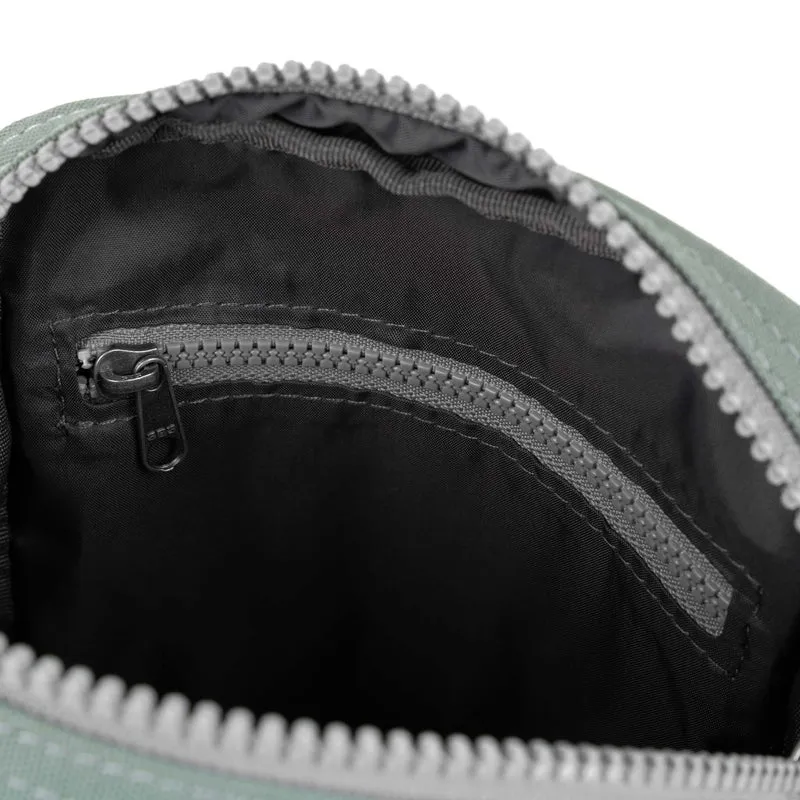ROKA Bond Tasche aus recyceltem Leinen in Zinnoptik