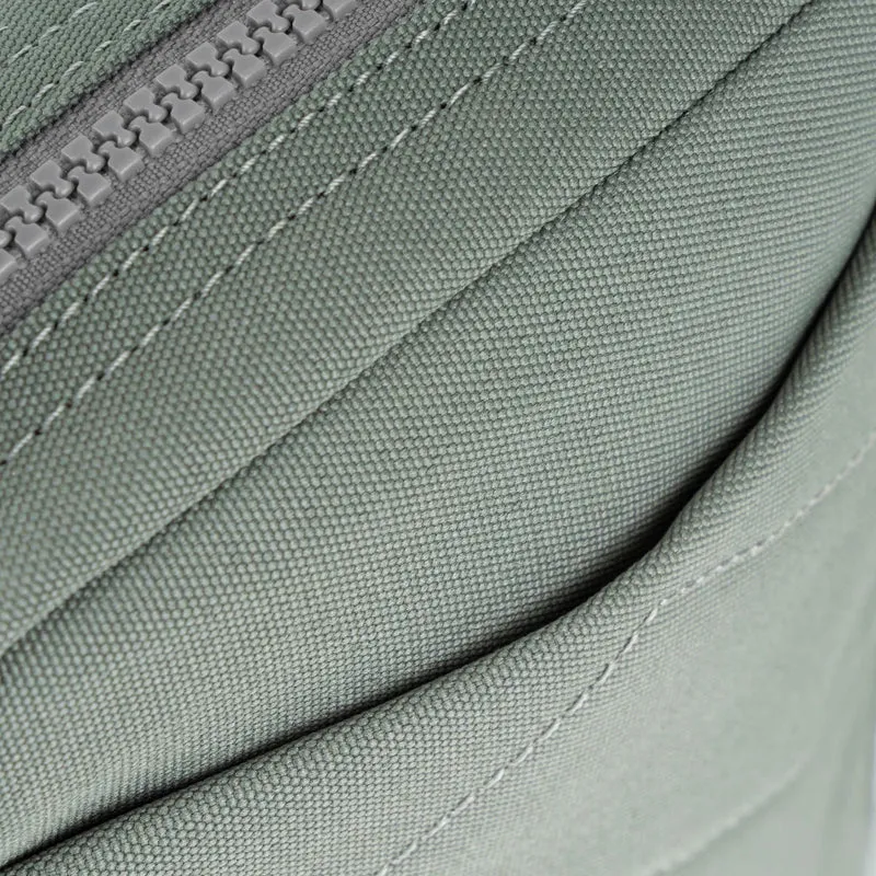 ROKA Bond Tasche aus recyceltem Leinen in Zinnoptik