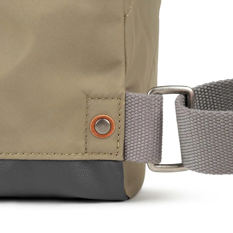 ROKA Bantry Kleine Tasche aus recyceltem Nylon, Farbe: Taupe