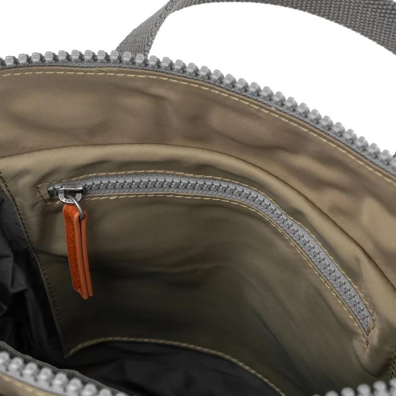 ROKA Bantry Kleine Tasche aus recyceltem Nylon, Farbe: Taupe