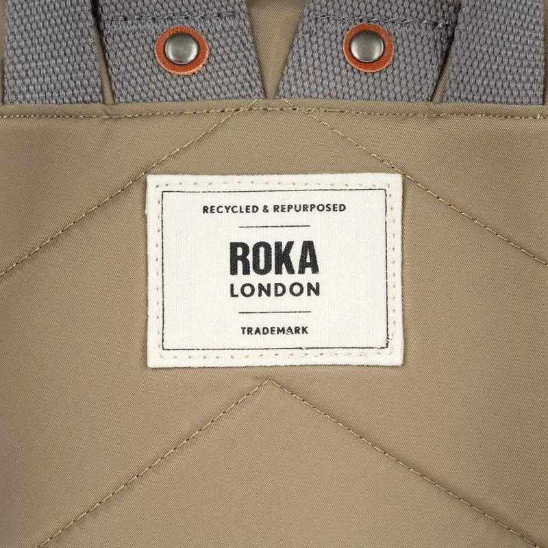 ROKA Bantry Kleine Tasche aus recyceltem Nylon, Farbe: Taupe