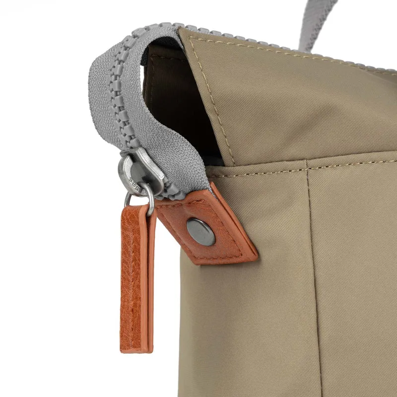ROKA Bantry Kleine Tasche aus recyceltem Nylon, Farbe: Taupe