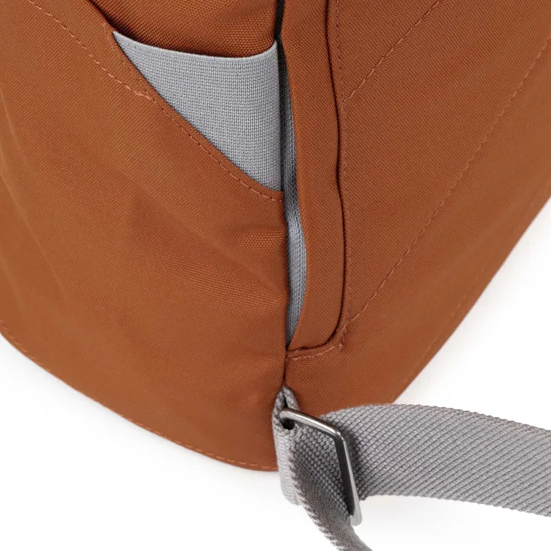 ROKA Finchley Eine große Tasche aus recyceltem Canvas von Bran