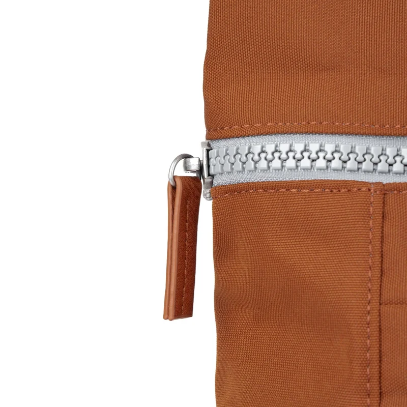 ROKA Finchley Eine große Tasche aus recyceltem Canvas von Bran