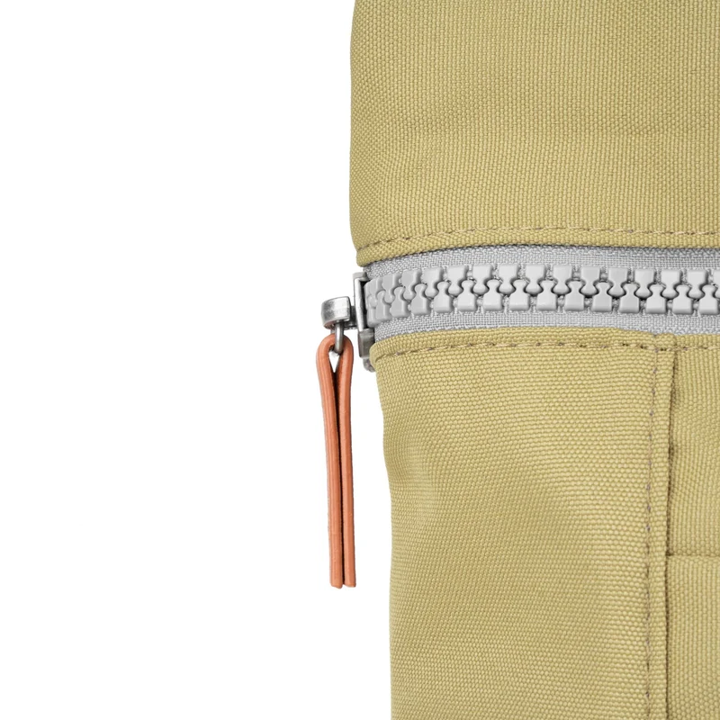 ROKA Finchley Eine mittelgroße Tasche aus recyceltem Khaki-Canvas