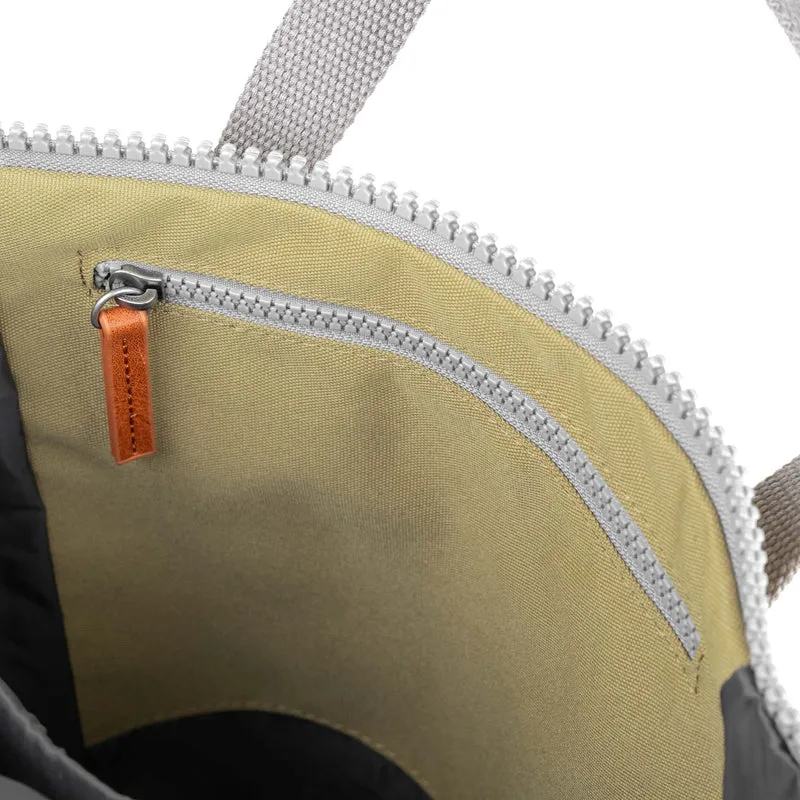 ROKA Finchley Eine mittelgroße Tasche aus recyceltem Khaki-Canvas
