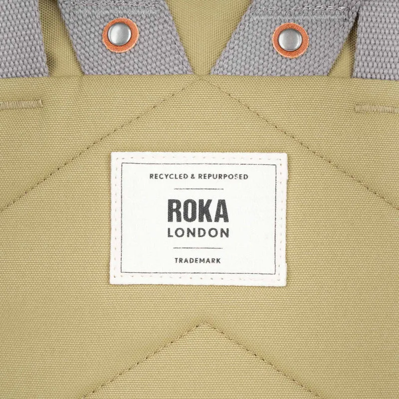 ROKA Finchley Eine kleine Tasche aus recyceltem khakifarbenem Canvas