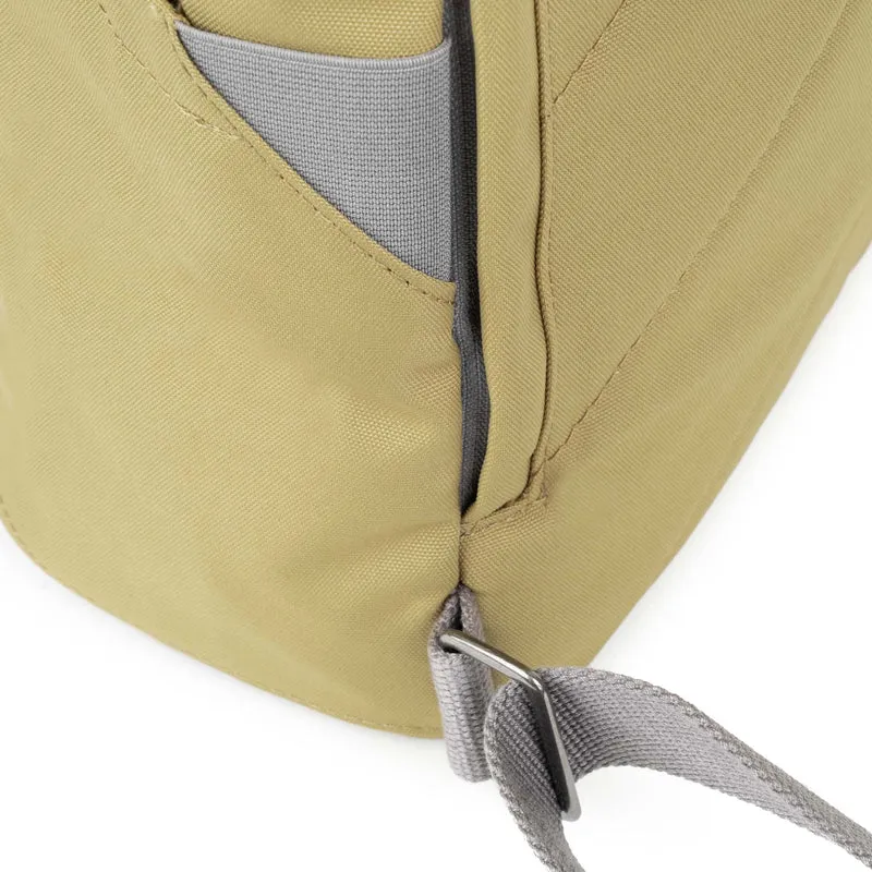 ROKA Finchley Eine kleine Tasche aus recyceltem khakifarbenem Canvas
