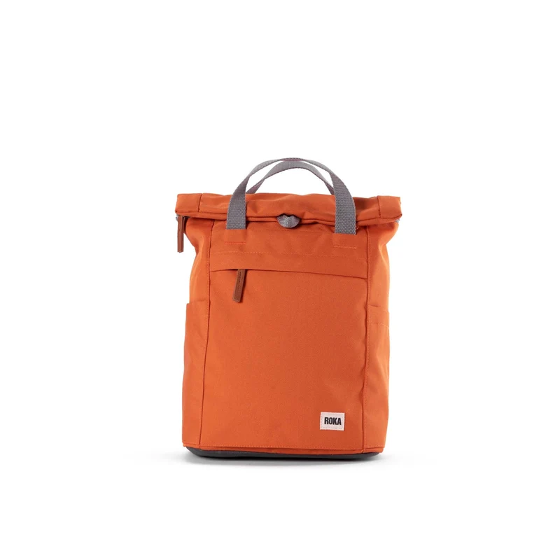 ROKA Finchley Eine kleine Tasche aus recyceltem Canvas in Atomic Orange