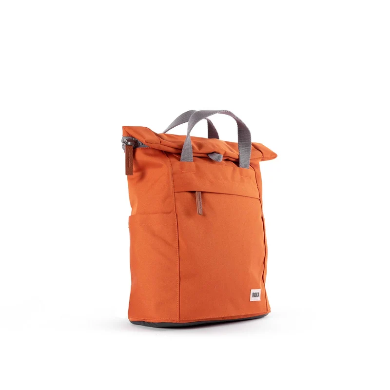 ROKA Finchley Eine kleine Tasche aus recyceltem Canvas in Atomic Orange