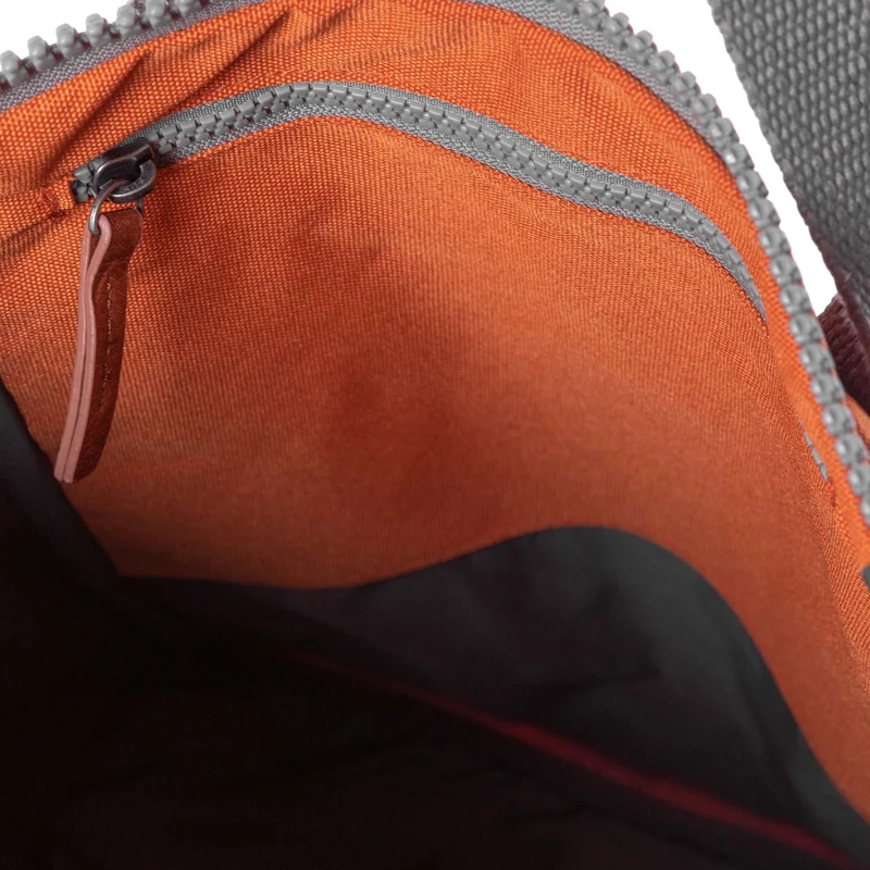 ROKA Finchley Eine kleine Tasche aus recyceltem Canvas in Atomic Orange