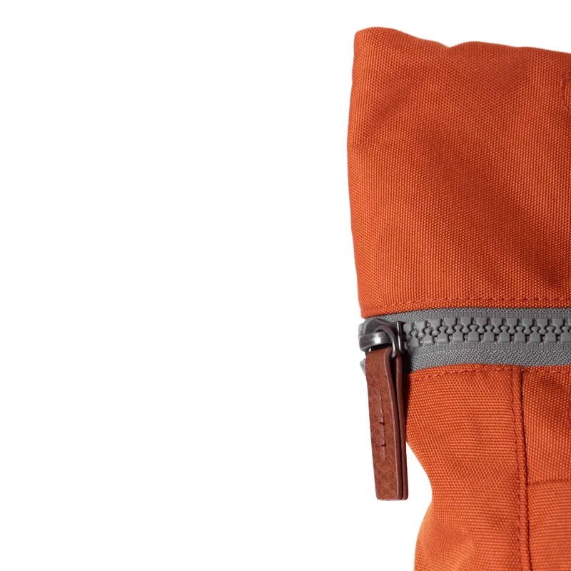 ROKA Finchley Eine kleine Tasche aus recyceltem Canvas in Atomic Orange