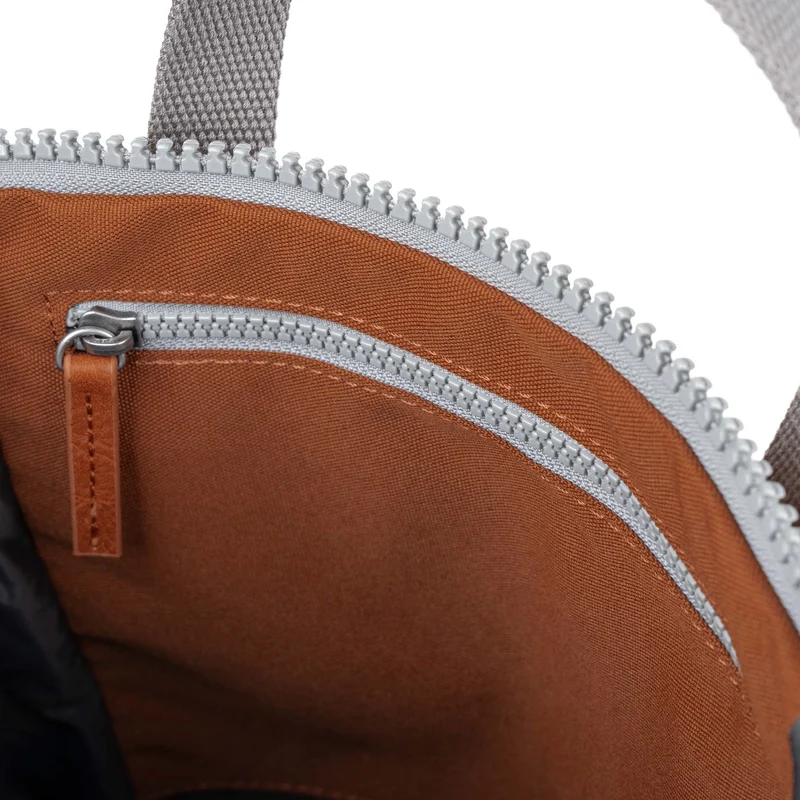 ROKA Finchley Eine kleine Tasche aus recyceltem Canvas