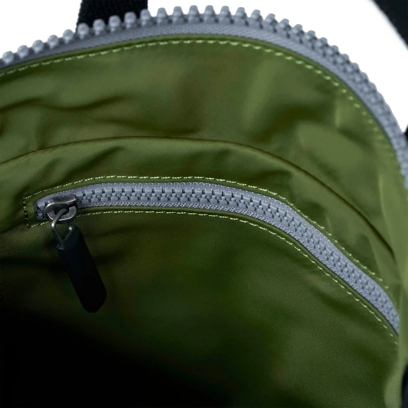 ROKA Black Label Bantry B Avocado Kleine Tasche aus recyceltem Nylon