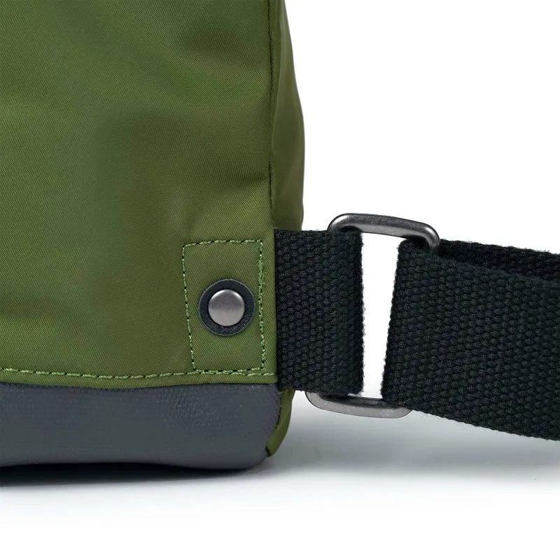 ROKA Black Label Bantry B Avocado Kleine Tasche aus recyceltem Nylon