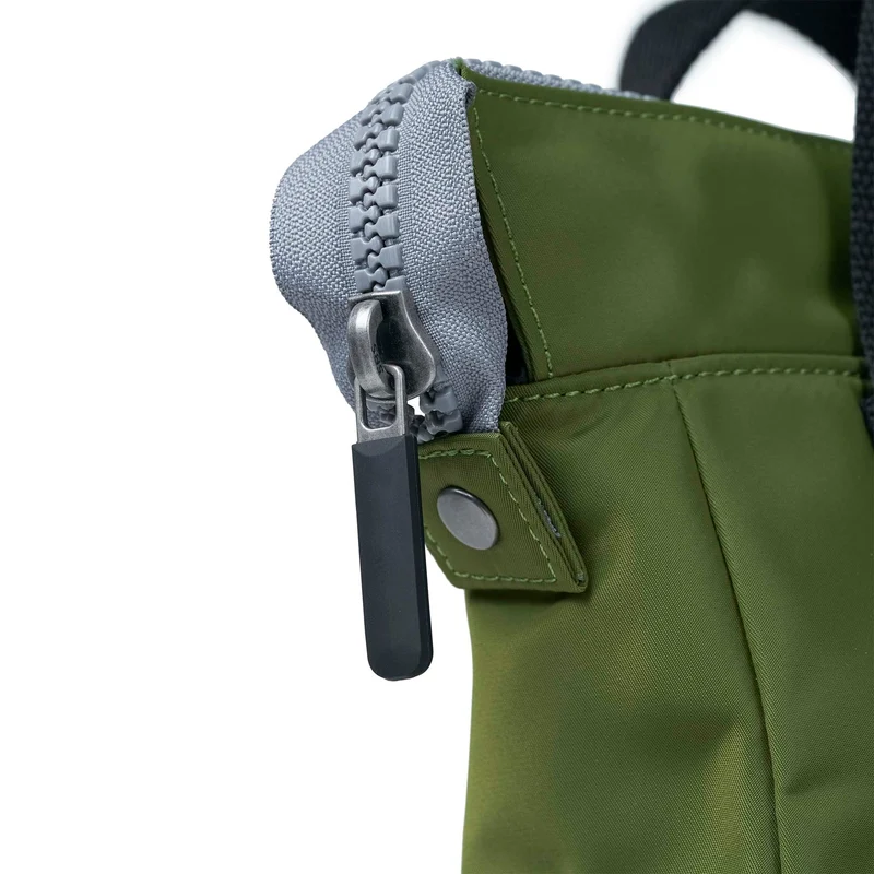 ROKA Black Label Bantry B Avocado Kleine Tasche aus recyceltem Nylon