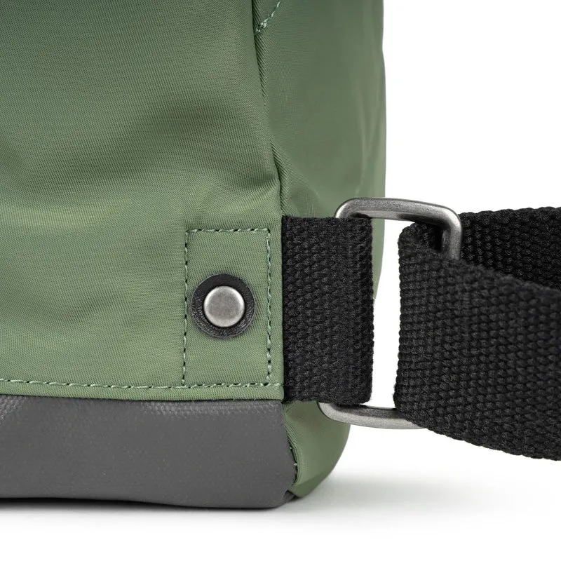ROKA Black Label Bantry B Granite Kleine Tasche aus recyceltem Nylon
