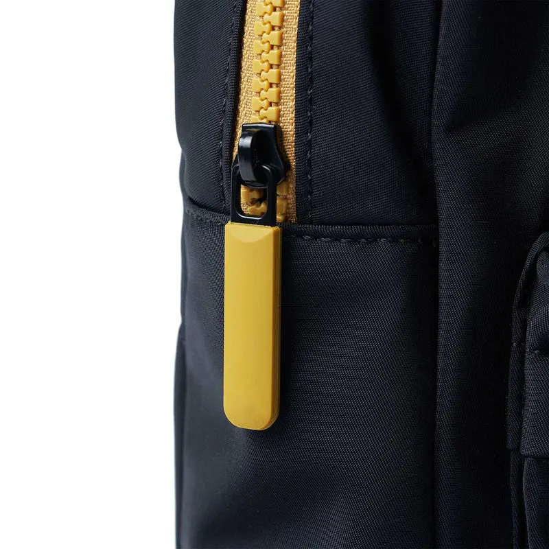 ROKA All Black Willesden B Corn Große Recycling-Nylontasche