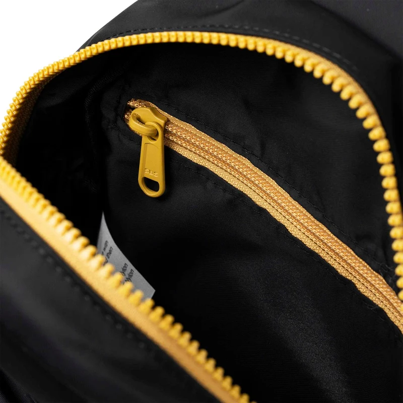 ROKA All Black Willesden B Corn Große Recycling-Nylontasche