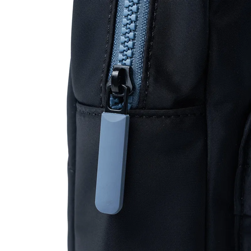 ROKA All Black Willesden B Airforce Große Tasche aus recyceltem Nylon