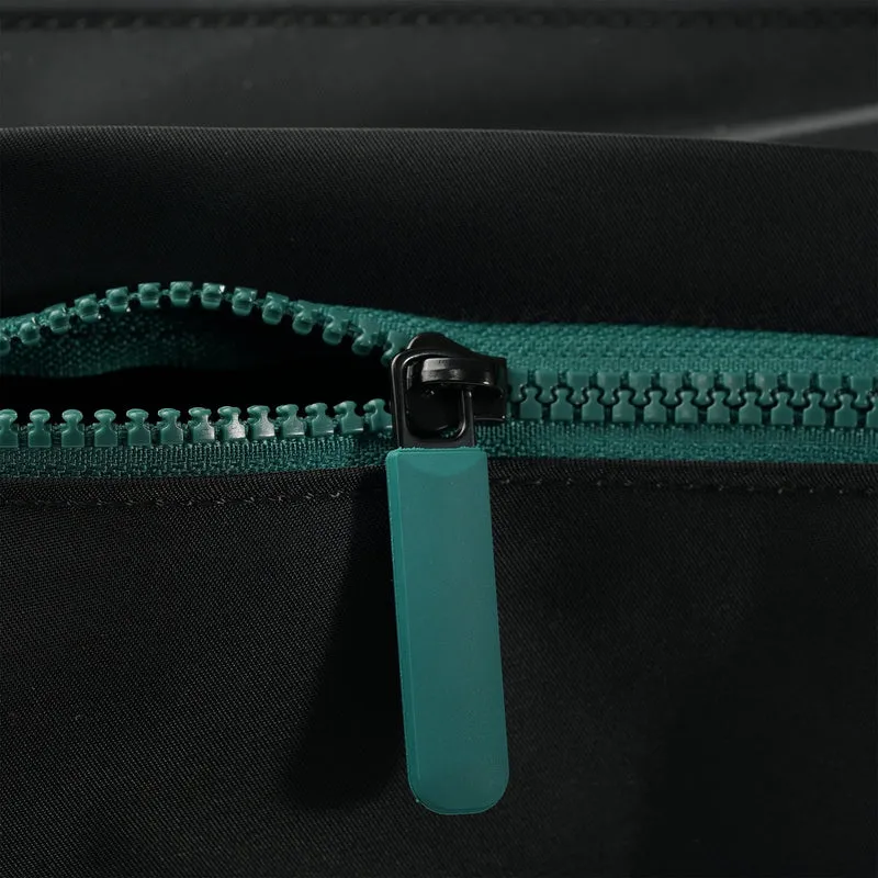 ROKA Komplett schwarze Tasche „Trafalgar B“ aus recyceltem Nylon in Blaugrün