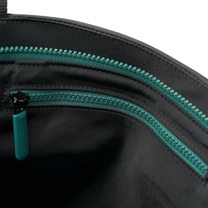 ROKA Komplett schwarze Tasche „Trafalgar B“ aus recyceltem Nylon in Blaugrün