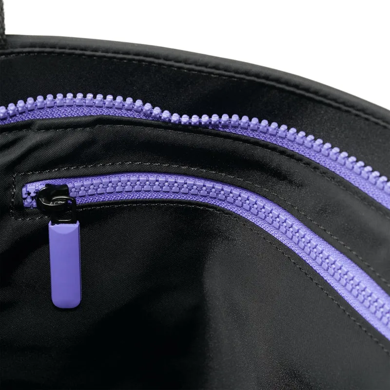 ROKA Komplett schwarze Tasche „Trafalgar B“ aus recyceltem Nylon in Lila