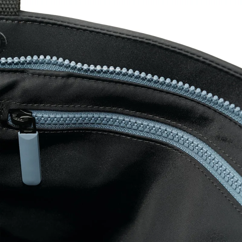ROKA Komplett schwarze Tasche „Trafalgar B Airforce“ aus recyceltem Nylon