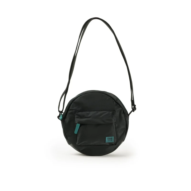 ROKA All Black Paddington B Türkisfarbene kleine Tasche aus recyceltem Nylon
