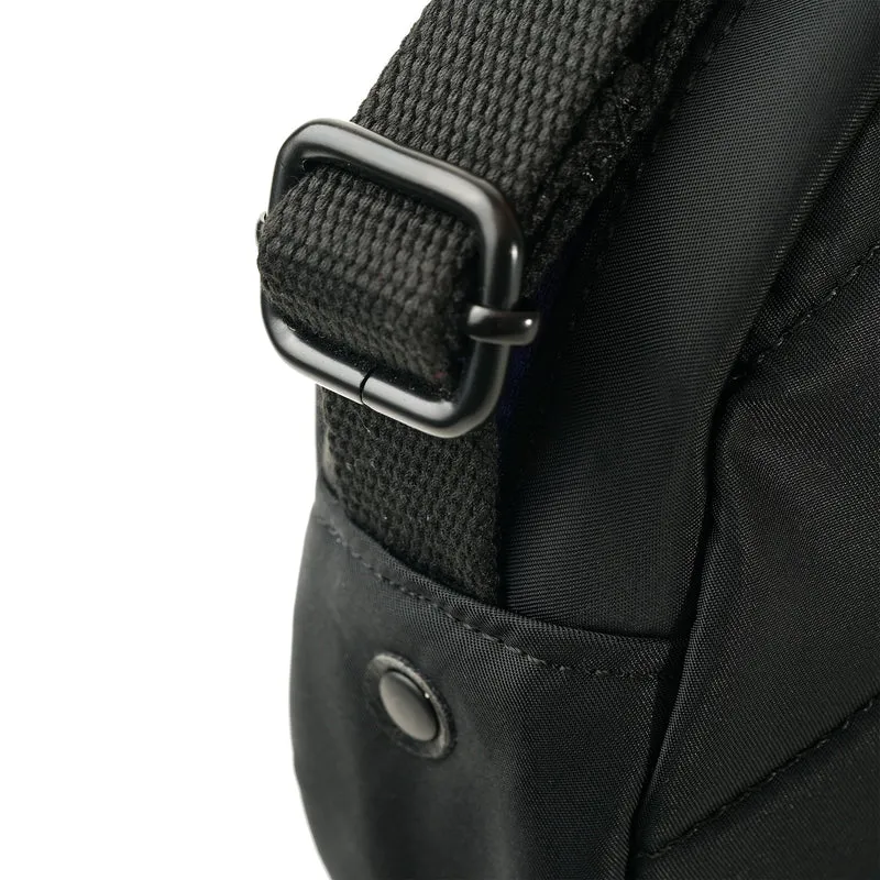 ROKA All Black Paddington B Türkisfarbene kleine Tasche aus recyceltem Nylon