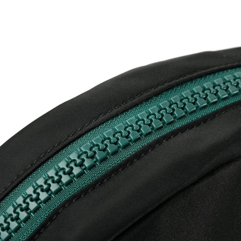 ROKA All Black Paddington B Türkisfarbene kleine Tasche aus recyceltem Nylon