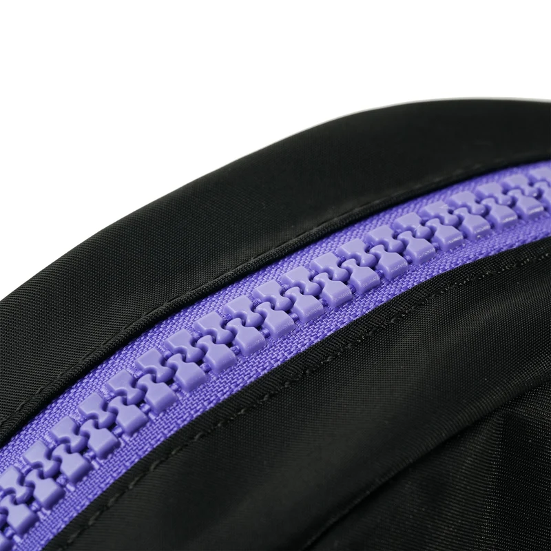 ROKA All Black Paddington B Lila kleine Tasche aus recyceltem Nylon