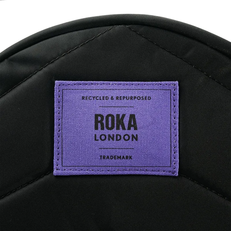ROKA All Black Paddington B Lila kleine Tasche aus recyceltem Nylon