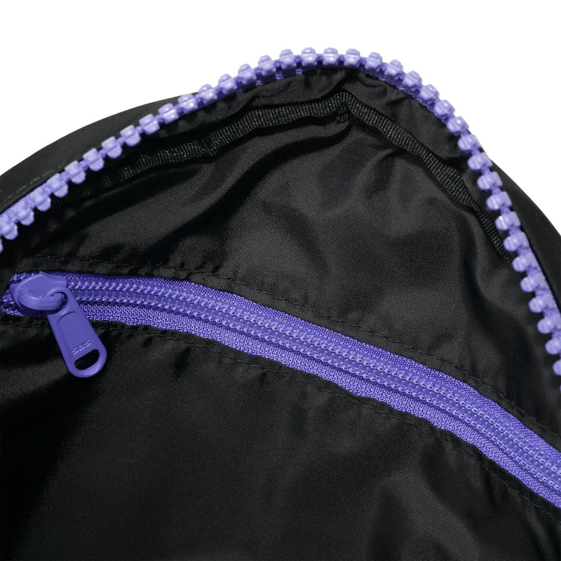 ROKA All Black Paddington B Lila kleine Tasche aus recyceltem Nylon